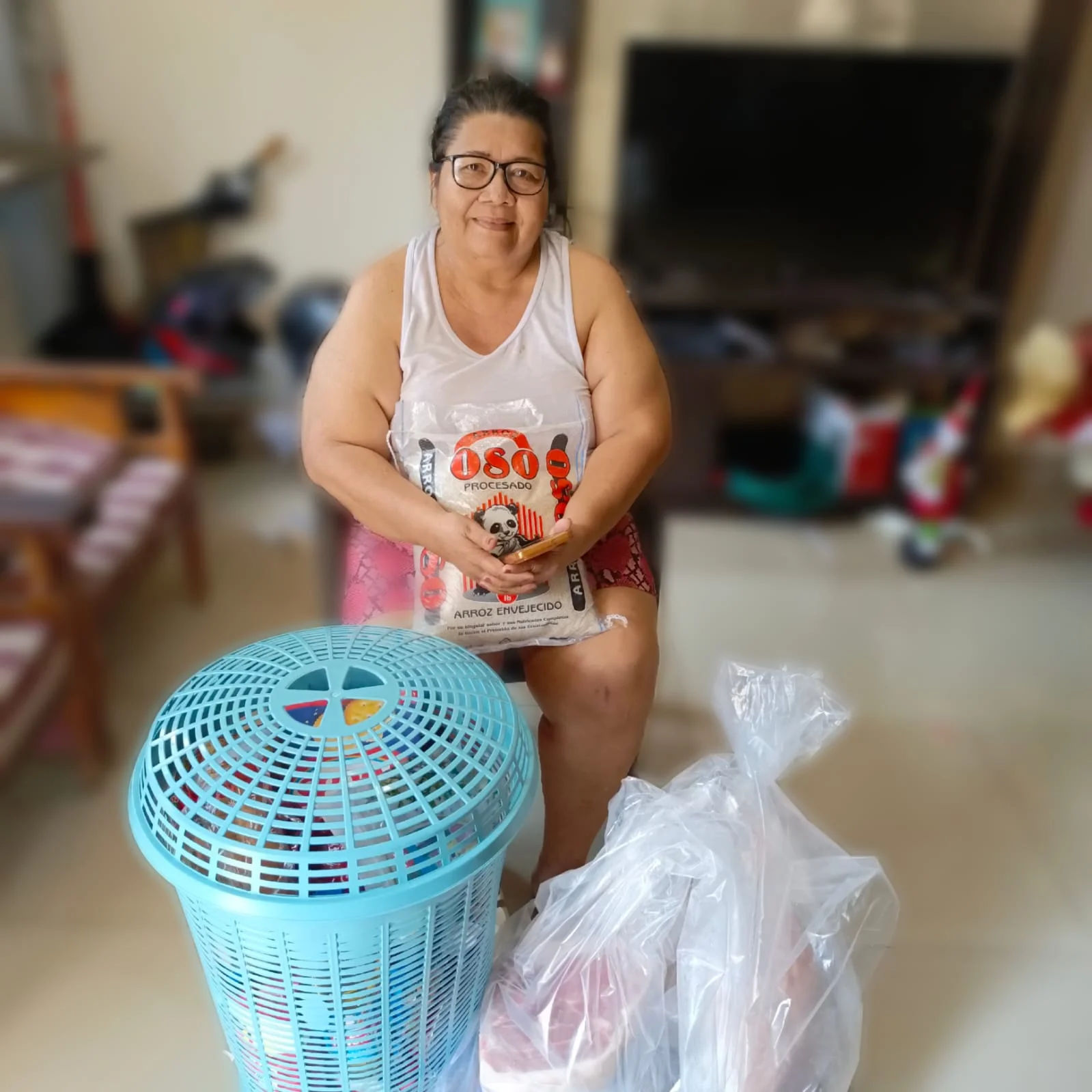 Cliente feliz con su canasta navideña Delei